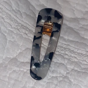 Hårspännen  - Guld och bild 2 är baksidan💕