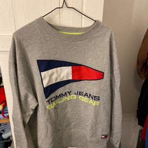 En Tommy Hilfigher sweatshirt använd 2 gånger så den är i bra kvalite och passar både killar och tjejer✨(äkta)