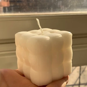 Kuddljus i färgen Cotton  - Hej alla fina! Detta är våra fina stora kuddljus i färgen Cotton!! Passar så fint i vardagsrummet eller i sovrummet!😍😍✨