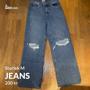 Jeans, jätte fin pass form, jag är 1,70 passar perfekt för en lång person. Original pris 350 dock säljer jag för 250 men pris kan talas vid, hämtas upp och jag tar kontanter och Swish😅