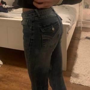 Skit snygga jeans sitter typ som lågmydjade jeans ädlkar dom använder inte dom längre alls skit fina jeans