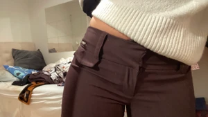 Byxor med låg midja  - Låg midjade byxor från Urban outfiters, de är uppsydda och insyda i midjan. Långden på byxorna är 95 cm och midjan är 40 cm. De är super super sköna!! Köpt för 700