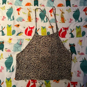 Halterneck topp med leopardmönster - En halterneck topp med leopard mönster, supermysigt och skönt tyg men för stor!