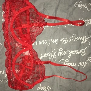 Spets bh - Röd spets bh från SHEIN med justerbara band. Storlek 36, passar större A kupa eller B kupa✨ 50kr med frakt