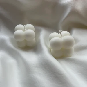 Småbubbelljus i färgen Cotton  - Hej alla! Här är ett av våra jättefina ljus i färgen Cotton (liten storlek)!✨🤍☁️