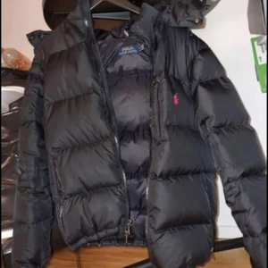 polo ralph lauren vinterjacka s - storlek medium 3 månader gammal bra skick.