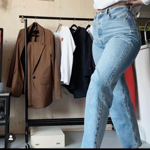 Levis Ribcage straight ankle  - Köptes för ca 2år sedan, dock inte använda på ett bra tag. Använd men fint skick. Älskar men tyvärr för små för mig nu <\3