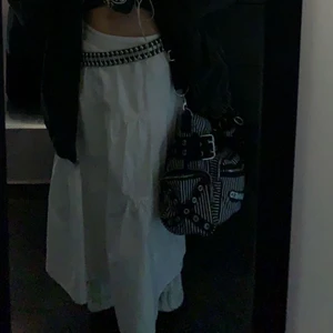 Fairycore/lång kjol - En vit fairycore/lång kjol. Bra skick, köpte den för ungefär ett halvår sedan, inte använd mycket alls. 