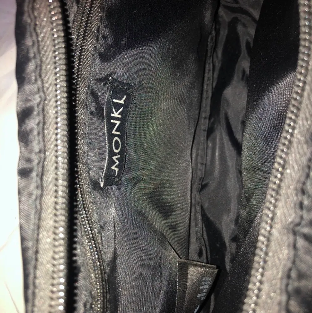 Jättefin svart handväska! Från Monki och i fint skick den är använd kanske 10 gånger.. Väskor.