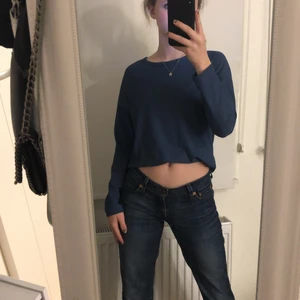 Blå tröja! - Säljer denna fina mörkblå tröja!🤩 Den är ganska tunn och lätt i materialet. Jag vet inte riktigt vad affären jag köpte den på hette men det står ”Eight Sthlm” på lappen🥰 Den är i fint skick och inga tecken på slitage! Jag köpte den för 99kr och säljer den för 40kr+ frakt!😍