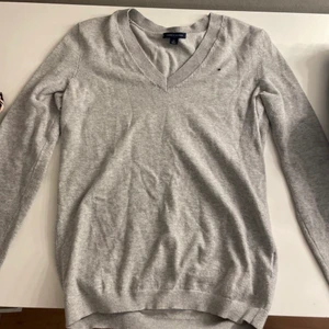 Tommy H tröja  - Använd ett fåtal gånger. Jättefin annars.