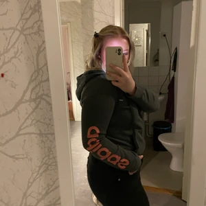 Zip Hodd från adidas  - Hoddie ifrån adidas för liten men väldigt skön och lätt storlek står ej men skulle satsa på en S då den är liten på mig frakt tillkommer 