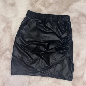 Kjol  - Kjolen är från shein och har ett tunnt typ av skinnmaterial, (inte äkta). Superfin och aldrig använd. 💕