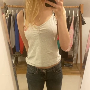 Ljusgrått linne med rosa och vitt tryck - Säljer detta jätte fina linne då det inte längre kommer till användning! 💕