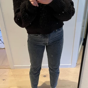 Gråa zara jeans mom fit  - Säljer dessa snygga zara jeans, använda ett fåtal ggr och nu tyvärr för små💕