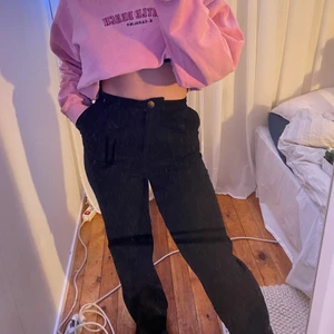 Svarta linne byxor strl 36 - Säljer dessa super fina svarta linnebyxor i strl 36 med hög midja och ingen stretch. Jag är 1,72 cm lång och jag trampar nästan på dom när jag går utan skor. Köpta från ASOS för 399kr och säljs nu för 250kr inklusive frakt!