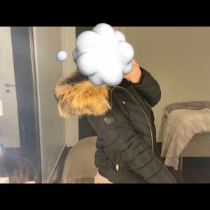 Hollis - Säljer min syperfina hollis vinterjacka, som är i nyskick helt fläckfri med äkta päls. Skulle säga att jackan pasar i XS,S och M. Köpt för 3699kr