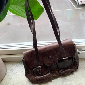 brun väska - Säljer min så fina vintage bruna väska, det är inte äkta läder med kvaliteten är så bra! Skriv för mer info 💞