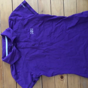 HH t-shirt  - Oanvänd Helly Hansen tränings t-shirt. Lila.