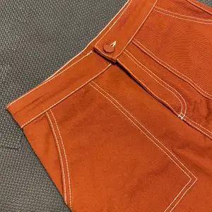 Brun jeans kjol från Zara i storlek M. Helt oanvänd, säljer pga för liten storlek. Köparen står för frakten, priset går att diskuteras.