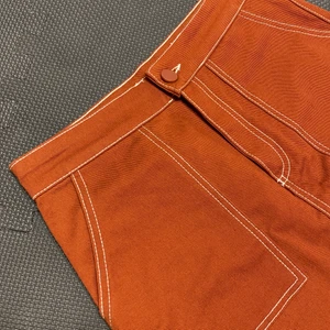 ZARA KJOL  - Brun jeans kjol från Zara i storlek M. Helt oanvänd, säljer pga för liten storlek. Köparen står för frakten, priset går att diskuteras.