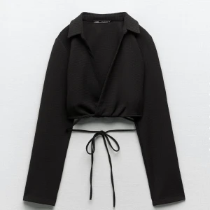 Svart croptop - Svart långärmad croptop från zara Storlek L (men liten i storleken) Säljer pga att den inte passar. Helt oanvänd och lapparna är kvar. Frakt tillkommer✨