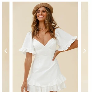 Klänning Selfieleslie - Säljer denna superfina klänning då den är på gränsen för kort för mig tyvärr. Perfekt till student eller liknade! Köpt för typ 1300 med tull