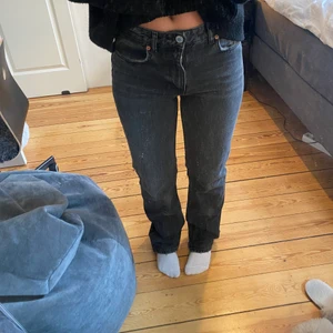 Zara mid Rise straight leg jeans - Säljer dessa jeans då jag har ett liknande par som används mer. Dessa är använda typ 1 gång och är alltså i superskick och helt som nya! Köpta för 359kr på zara. (Jag är 1,65 och de är lite långa på mig.) ☺️ Fraktar helst inte men kan nog lösas om man frågar.