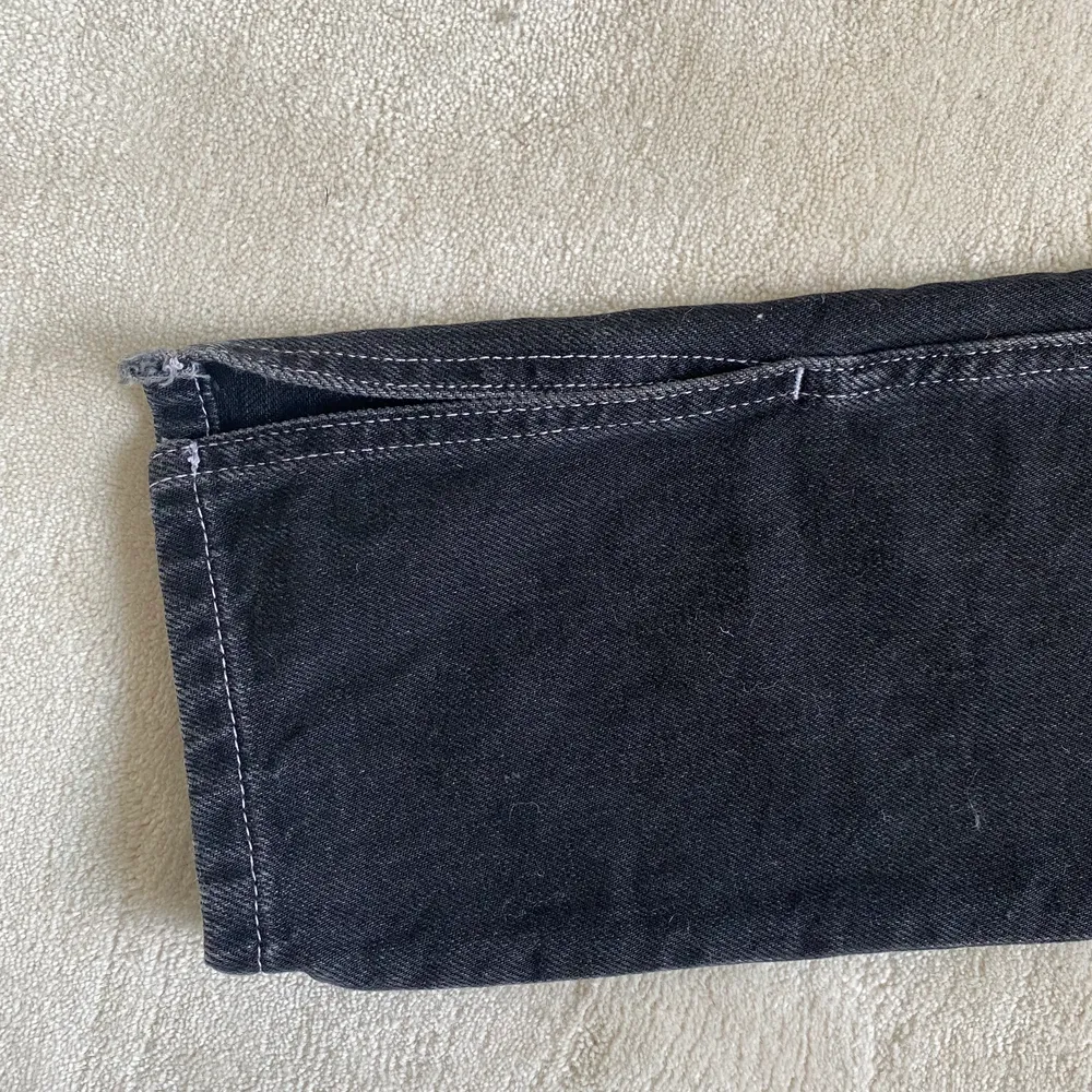Superfina jeans från ganni med vita sömmar. Har slits nedtill och är midwaist. ❤️ de är raka i modellen/bootcut.. Jeans & Byxor.
