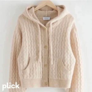 & other stories tröja  - Så fin stickad kofta från & other stories som tyvärr inte kommer till användning. Sparsamt använd. Nypris ligger runt 900kr storlek s men är oversized så passar alla beroende på hur man vill att passformen ska vara 