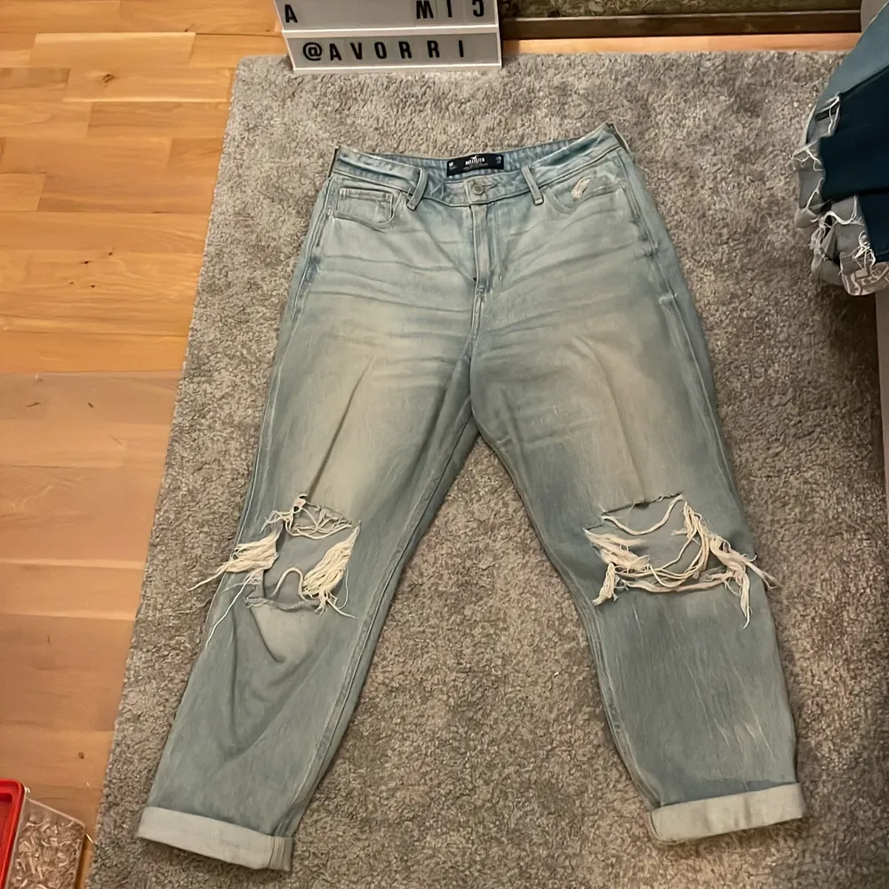 Mom jeans från Hollister. För stora för mig så säljer därför vidare dem, såklart tvättade innan det skickas. Jeans & Byxor.