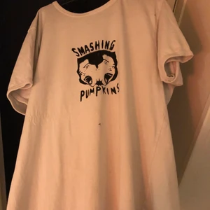 handmålade bandtröjor!! - !!intressekoll!! (kontakta för mer info) Säljer band och artist tröjor handmålade av mig!! (inspirerad av kreatören ”lizzybtq” på tiktok) vill bara se hur intresserade alla är och kommer posta permanenta inlägg när jag vet hur det ligger till!! kommer mest göra alternativa band tröjor, bl.a. Smashing pumpkins, nirvana, Joy division, blondie, the velvet underground, fugazi, deftones, mbv, slowdive och mazzy star. Välj mellan T shirts, linnen och babyshirts med inklusiva storlekar:))