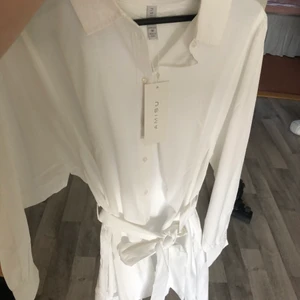 Skjortklänning  - Säljer denna snygga och sköna skjortklänning som är perfekt nu till våren! Säljer pga att jag inte tycker det är min stil!