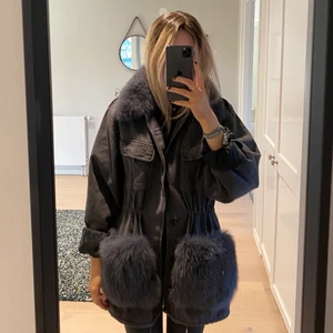 Custommade Windie jacka - Säljer denna superfina jackan från Custommade som är köpt förra året för 6200 kr i storlek S/M, mitt pris är 4900 kr. Den ser oanvänd ut och kvittot finns! Pris kan diskuteras vid snabb affär😇😇❤️