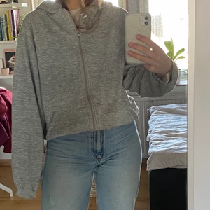 Grå huvtröja  - Bra skick men använd, fortfarande mysig inuti. Oklart vad vad det är för storlek men skulle säga att den passar de flesta storlekar beroende på passform, själv är jag storlek s. Hör av dig om du har några funderingar! (Köparen står alltid för frakten) 💚💚