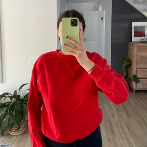 Collegetröja, Monki, XS -  ⚠️JUST NU 20% på alla mina annonser till den 15/5⚠️!! En röd collegetröja i storlek XS från Monki. Passar XS-M. Köpt för 299:-, säljer för 100:-. Använd ca 2 gånger, självklart tvättad sedan dess. Köparen står för frakten!