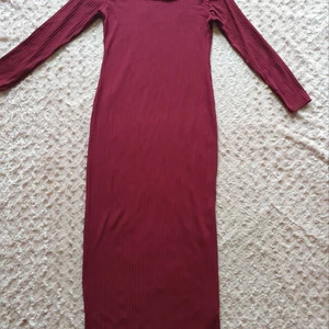 Långärmad maxiklänning - Långärmad Maxiklänning utan slits, använd ett fåtal gånger.