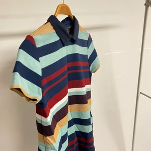 KLÄNNING FRÅN ZARA  - Randig klänning från Zara i storlek M med fickor!! Aldrig använd. Säljer pga för liten. Köparen står för frakten. <33