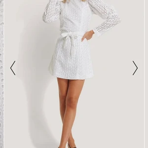 Vit klänning NA-KD - Så fin vit klänning perfekt till studenten eller midsommar! Använd endast 1 gång.                                                               Köpt för 499kr.