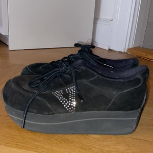 Svarta platåskor - Svarta platåskor med strass på. Jättefina men passar ej riktigt min stil