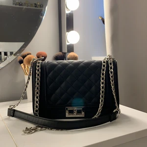 Handväska  - Säljer denna väska pågrund av ingen användning, som helt ny använt få gånger💘