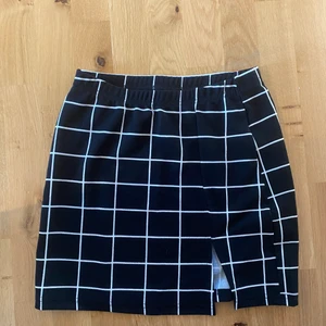 Shein kjol - Säljer en superfin kjol från Shein som bara är testad, då den är för liten. Den har en fin slits på framsidan och baksidan är hel slät. 