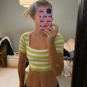 Croptop  - Randig croptop från zara i storlek s