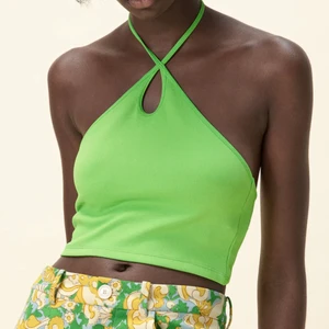 Zara Halterneck - Grön/Neon halterneck topp från Zara som är super poppis. Använd en gång då jag hade identitetskris om vilken stil jag ville ha☺️ 