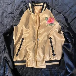 Tunn jacka - En fin och tunn jacka som är i sidenmaterial/silkes. Köpt på Gina fast vet inte hur mycket den kostade. Skön att ha över en T-shirt istället för en hoodie. Pris 110kr kan diskuteras❤️ köparen står för frakten🤗 storlek S men passar även mindre och större storlekar. Prima skick👌🏼