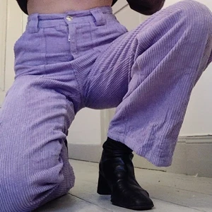 Lila Manchester byxor - Vida Manchester byxor i cargo stil. Många fickor och höga i midjan. Små i storleken, jag brukar ofta ha st 38.                                                  .                            Frakt ingår!