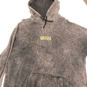 Säljer sjukt snygg vintage look Nirvana hoodie. Storlek L passa oversize den är använd men skicket är 9/10 köpte för länge sedan.