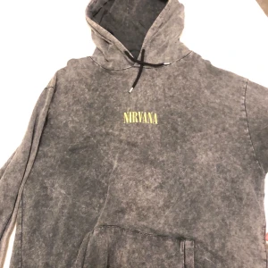 Nirvana hoodie  - Säljer sjukt snygg vintage look Nirvana hoodie. Storlek L passa oversize den är använd men skicket är 9/10 köpte för länge sedan.