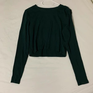 Långärmad topp från Monki  - Mörkgrön långärmad tröja från Monki, använd knappt 5 gånger och är i nyskick. Du betalar priset (80kr)+frakt.