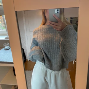 Mysig tröja - Jättefin ljusgrå tröja från gina!! Väldigt mysig och varm att ha på sig. Storlek S, men passar för XS och M . Säljer då den inte längre kommer till användning. Skriv för fler bilder!  